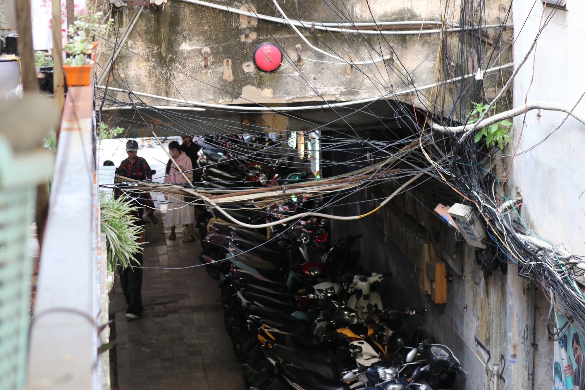 Loạt ảnh "khiếp" với ẩn họa cháy nổ tại nhiều chung cư, cư xá cũ ở TP HCM- Ảnh 2.