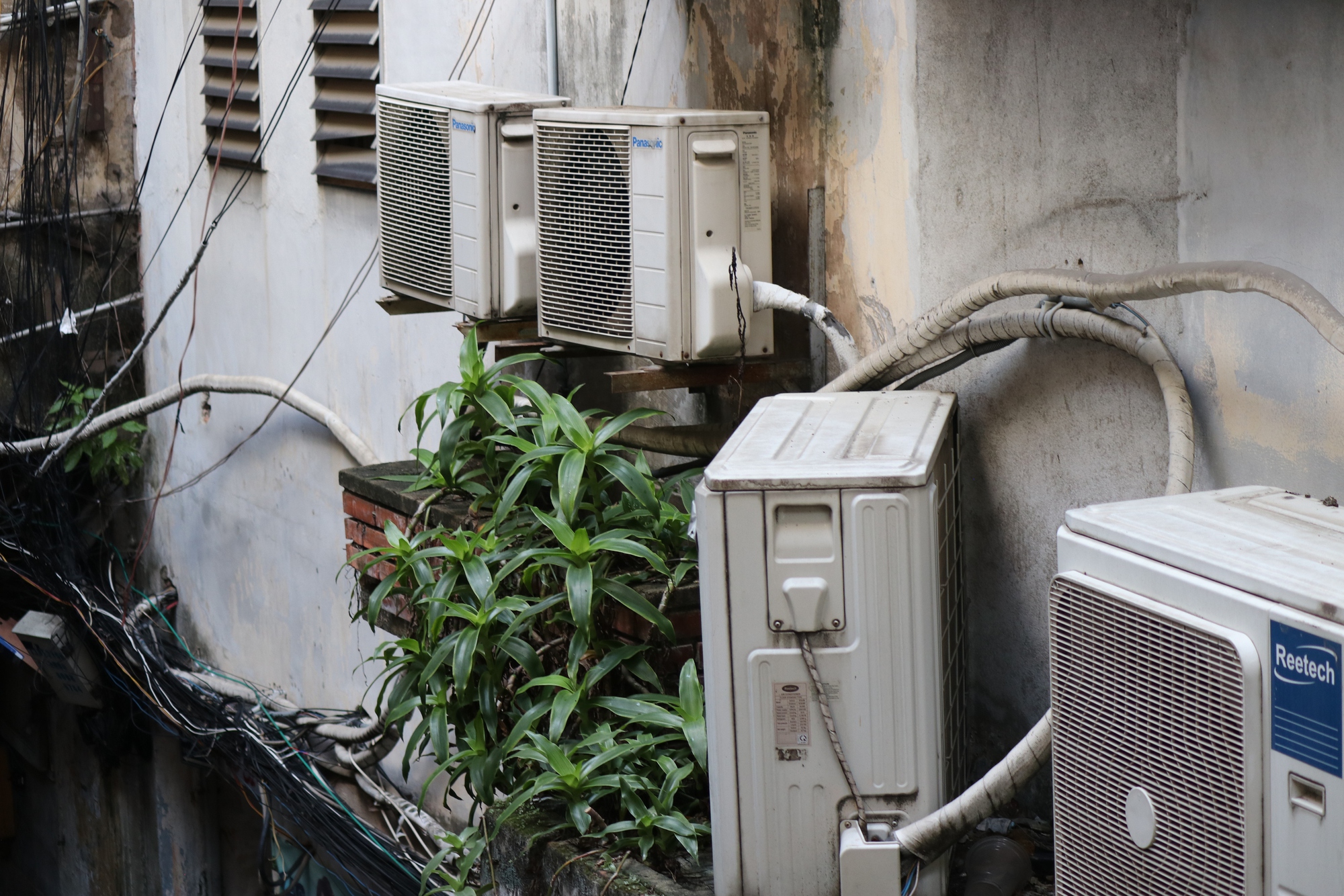 Loạt ảnh "khiếp" với ẩn họa cháy nổ tại nhiều chung cư, cư xá cũ ở TP HCM- Ảnh 5.