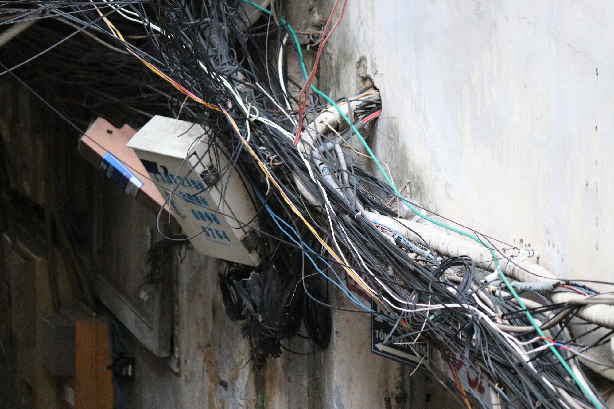 Loạt ảnh "khiếp" với ẩn họa cháy nổ tại nhiều chung cư, cư xá cũ ở TP HCM- Ảnh 7.