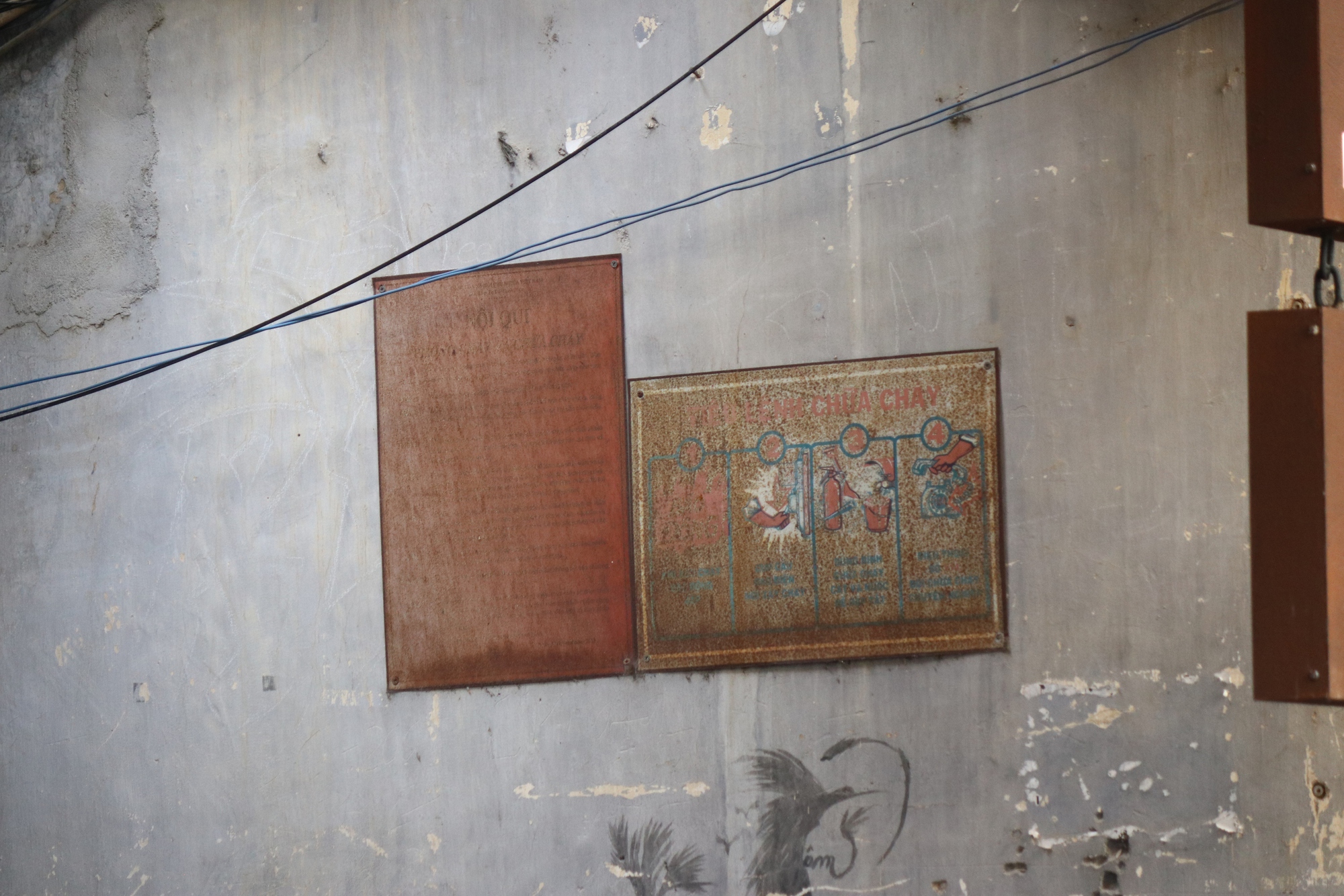 Loạt ảnh "khiếp" với ẩn họa cháy nổ tại nhiều chung cư, cư xá cũ ở TP HCM- Ảnh 3.