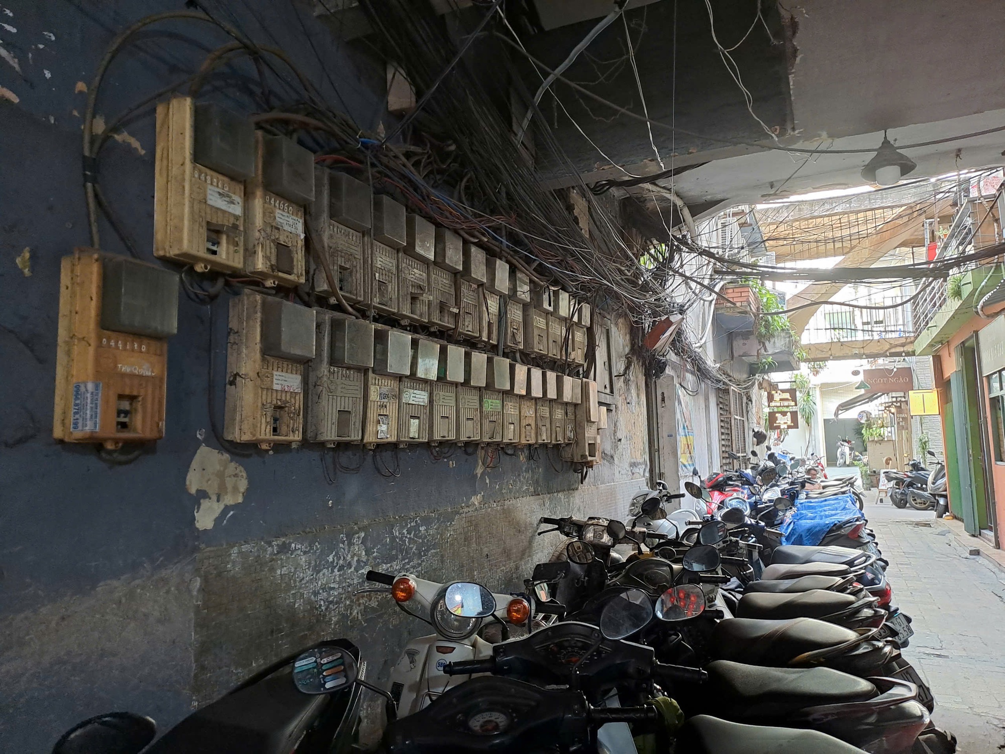 Loạt ảnh "khiếp" với ẩn họa cháy nổ tại nhiều chung cư, cư xá cũ ở TP HCM- Ảnh 4.