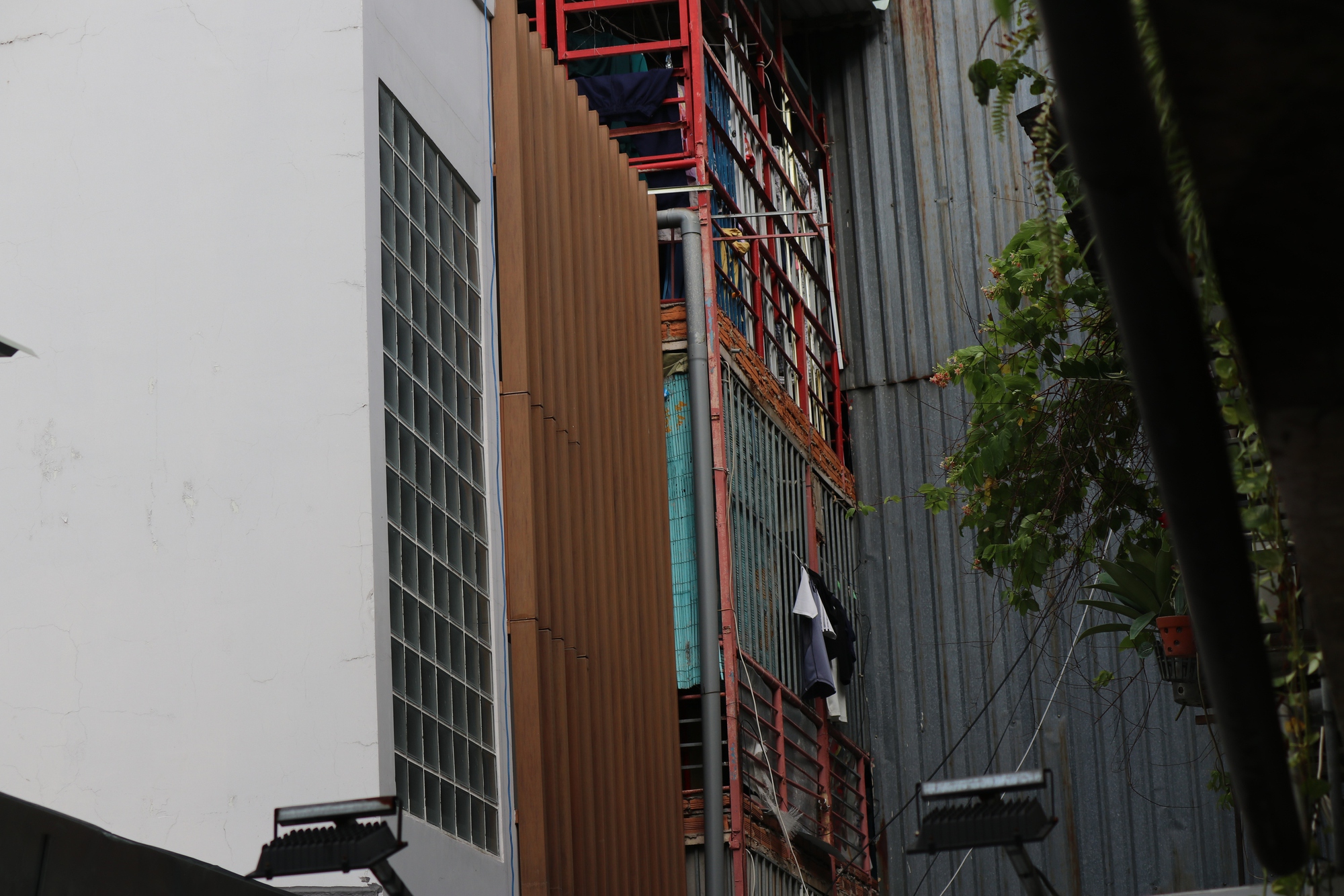 Loạt ảnh "khiếp" với ẩn họa cháy nổ tại nhiều chung cư, cư xá cũ ở TP HCM- Ảnh 6.