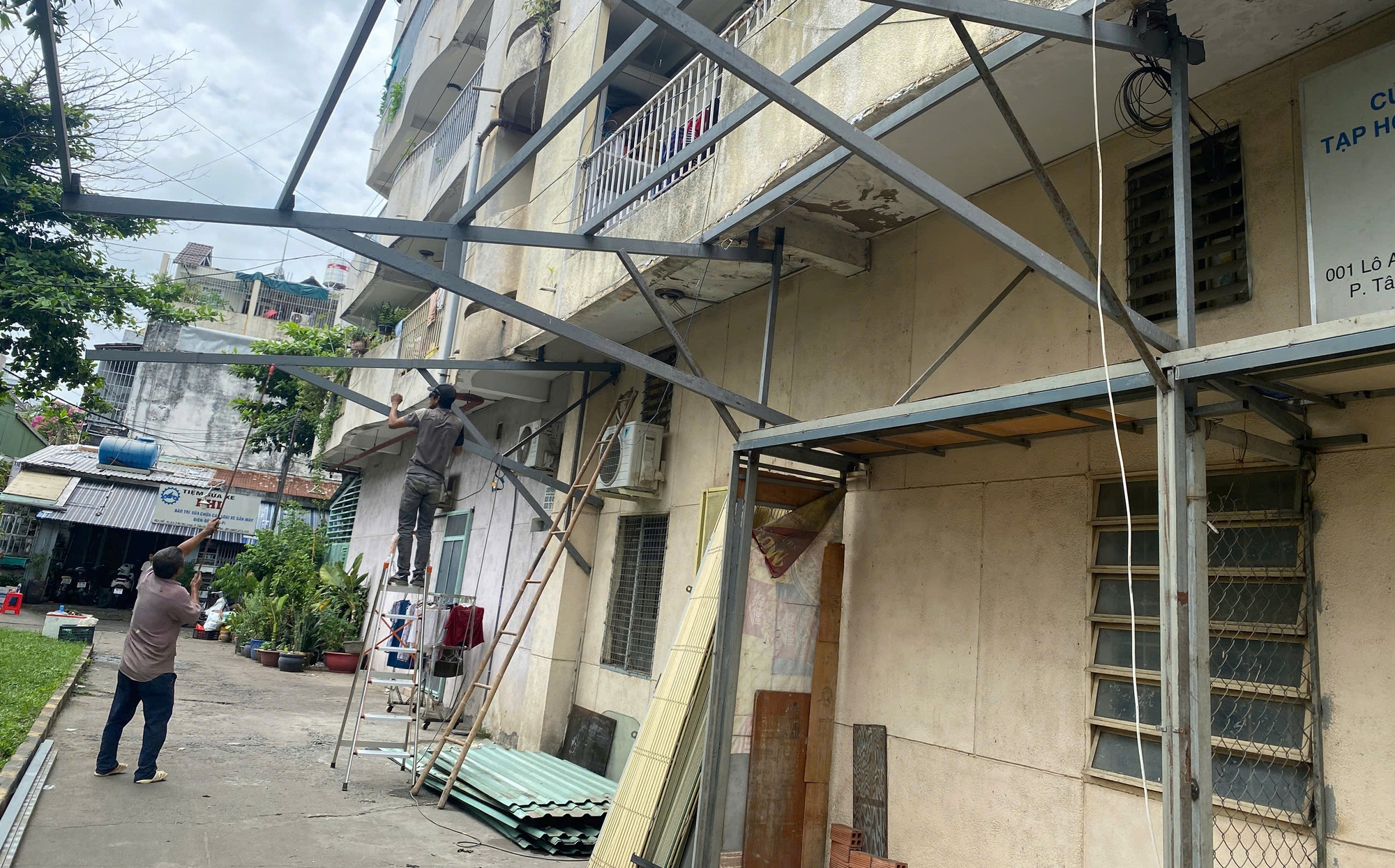 Loạt ảnh "khiếp" với ẩn họa cháy nổ tại nhiều chung cư, cư xá cũ ở TP HCM- Ảnh 1.