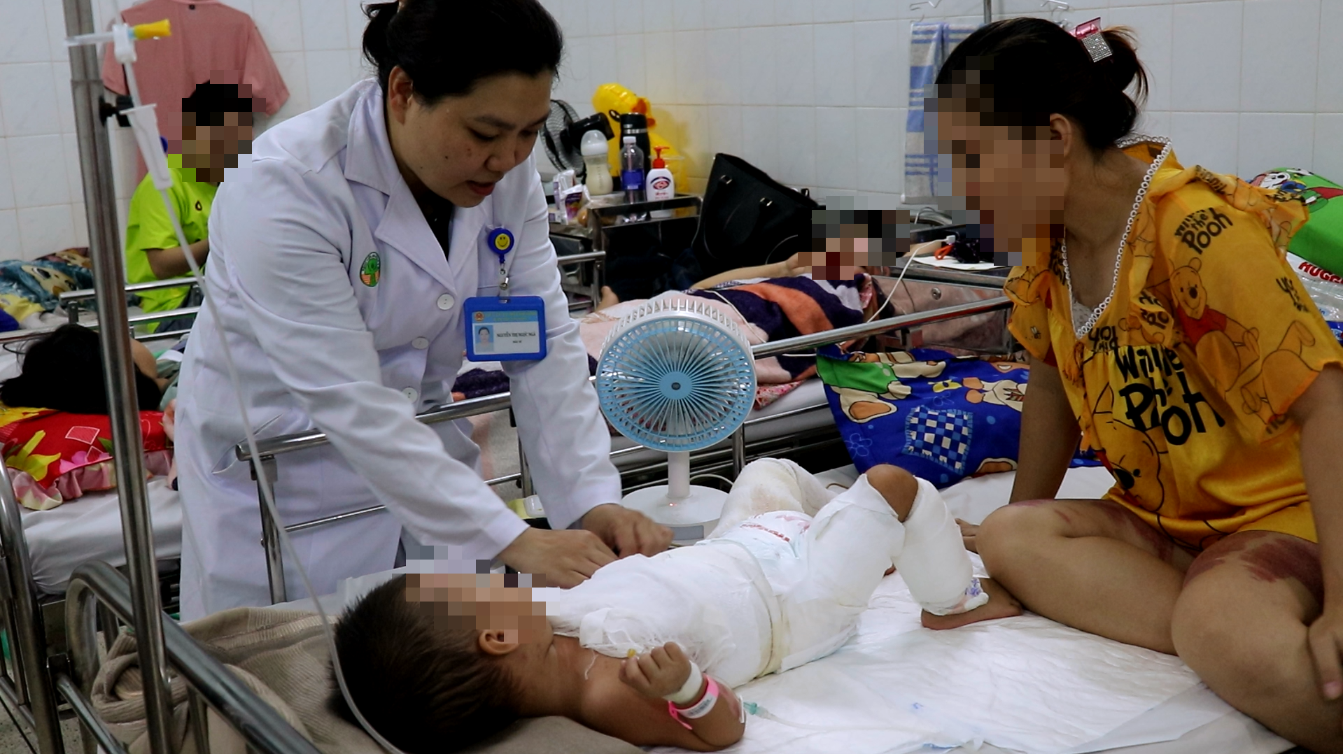 Xúc động mẹ hiến da đùi phủ ghép cho con bị phỏng nguy kịch- Ảnh 1.