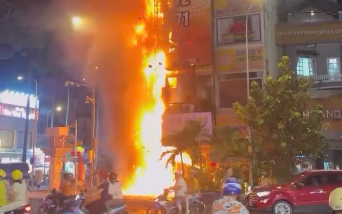 Cháy lớn ngay ngã bảy ở TP HCM, giao thông hỗn loạn- Ảnh 1.