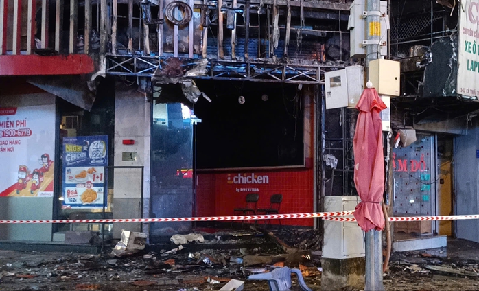 Cháy lớn ngay ngã bảy ở TP HCM, giao thông hỗn loạn- Ảnh 2.