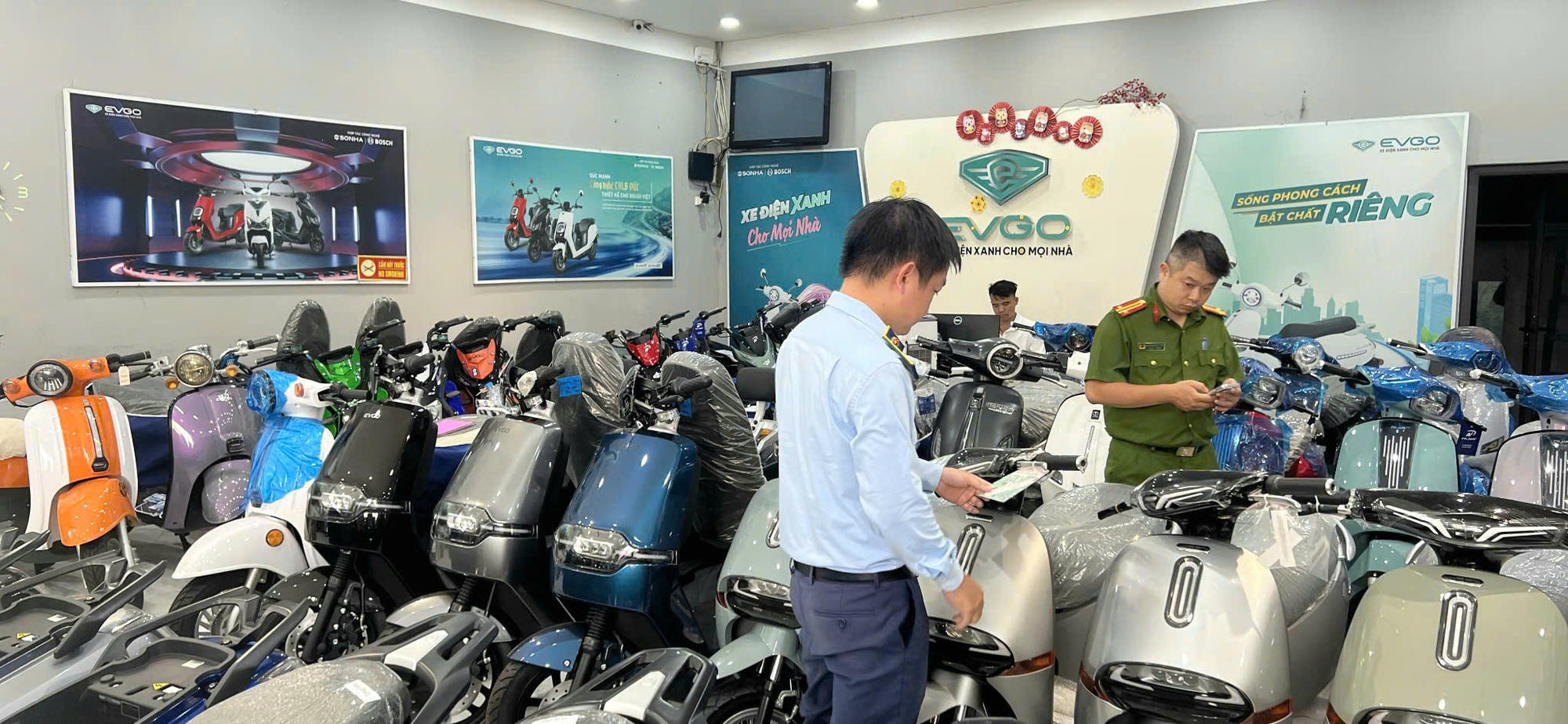 Bán xe máy điện nghi giả mạo: Bắt tạm giam 3 người liên quan - Ảnh 1.