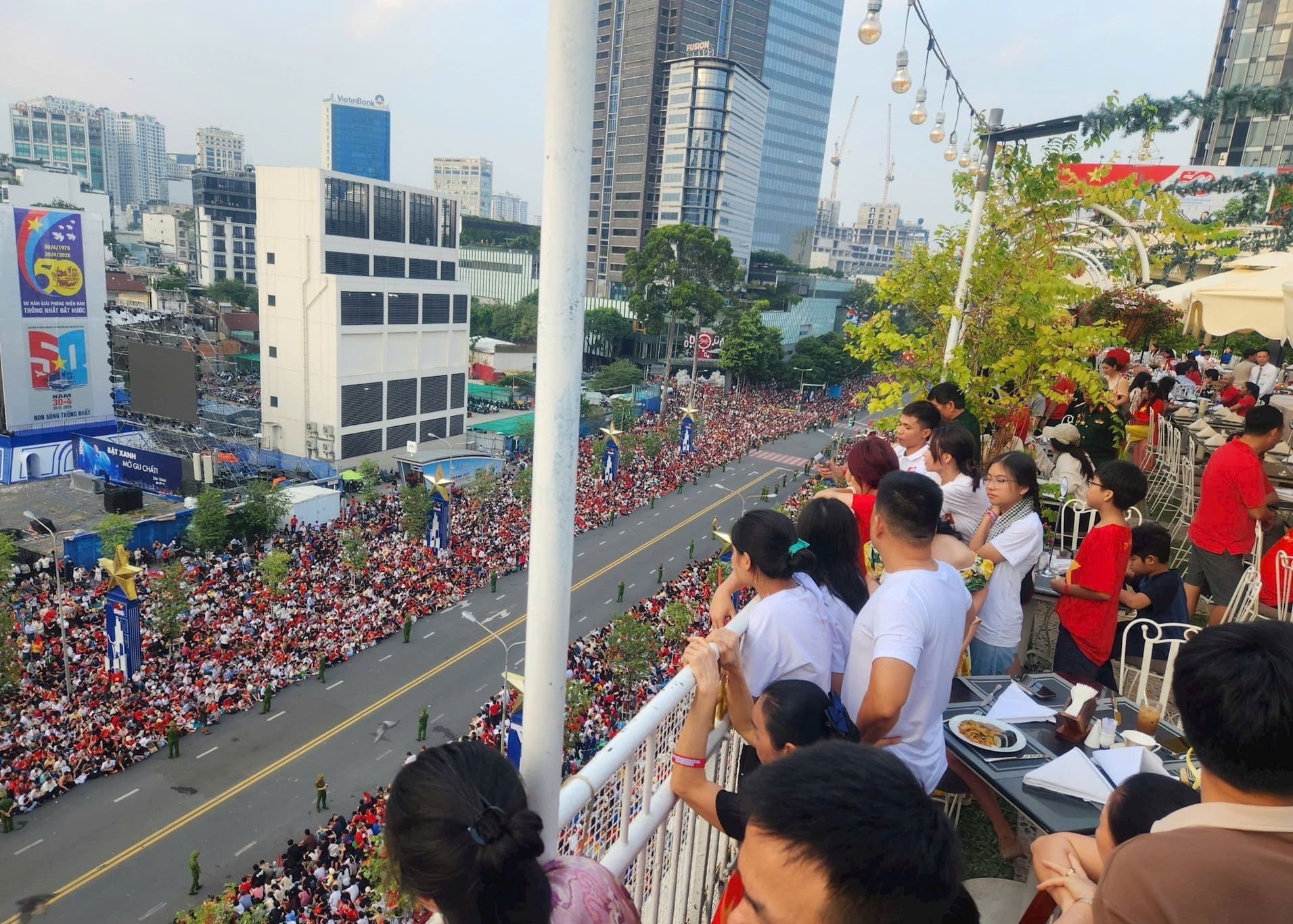 Người dân đổ về Hà Nội dịp 2/9, vé máy bay tăng mạnh vì "concert quốc gia" - Ảnh 1.