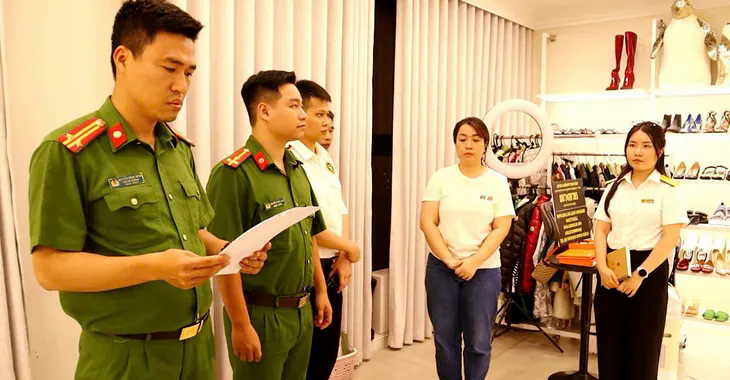 Thu gần 1.000 tỷ đồng từ bán quần áo, giày dép… nhưng không kê khai, nộp thuế- Ảnh 2. Thu gần 1.000 tỷ đồng từ bán quần áo, giày dép… nhưng không kê khai, nộp thuế- Ảnh 2.