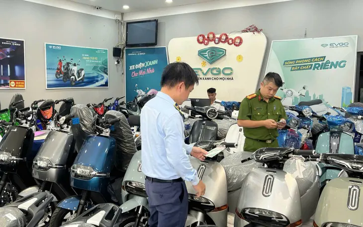Cục Quản lý và Phát triển thị trường trong nước phối hợp với Phòng Cảnh sát kinh tế, Công an thành phố Hà Nội kiểm tra Cửa hàng kinh doanh xe điện Trung Hiếu.