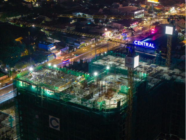 Cận cảnh công trường dự án La Pura ngày đêm sáng đèn - Ảnh 1.