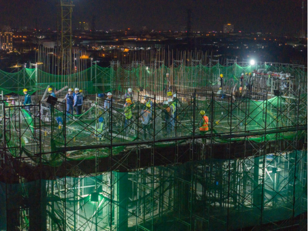 Cận cảnh công trường dự án La Pura ngày đêm sáng đèn - Ảnh 2.