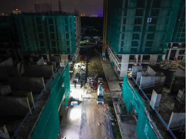 Cận cảnh công trường dự án La Pura ngày đêm sáng đèn - Ảnh 3.