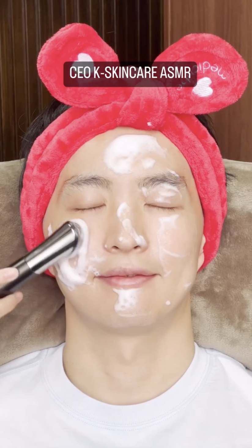 Nam tỷ phú 36 tuổi có visual gây xôn xao, tạo nên trend làm đẹp viral khắp thế giới- Ảnh 4. Nam tỷ phú 36 tuổi có visual gây xôn xao, tạo nên trend làm đẹp viral khắp thế giới- Ảnh 4.