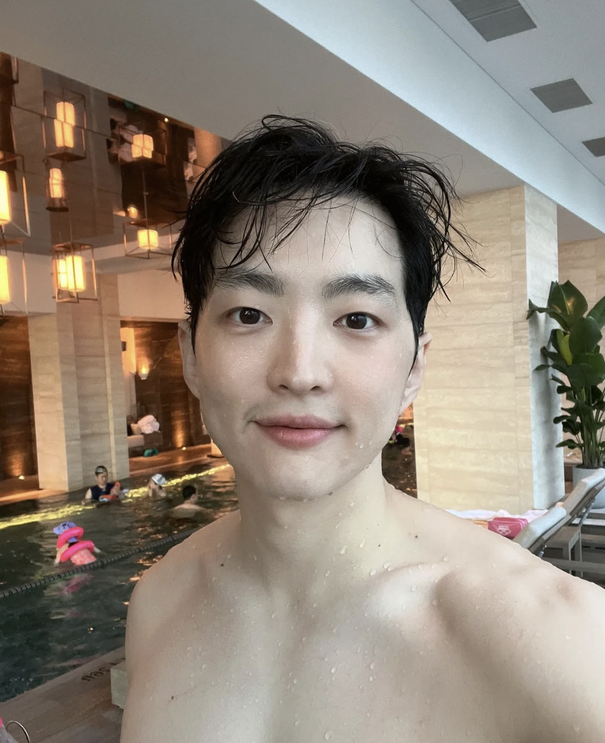 Nam tỷ phú 36 tuổi có visual gây xôn xao, tạo nên trend làm đẹp viral khắp thế giới- Ảnh 8. Nam tỷ phú 36 tuổi có visual gây xôn xao, tạo nên trend làm đẹp viral khắp thế giới- Ảnh 8.