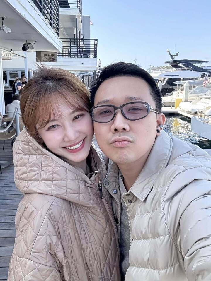 Trấn Thành - Hari Won: 8 năm ngọt ngào như mới yêu, không áp lực chuyện có con- Ảnh 4.