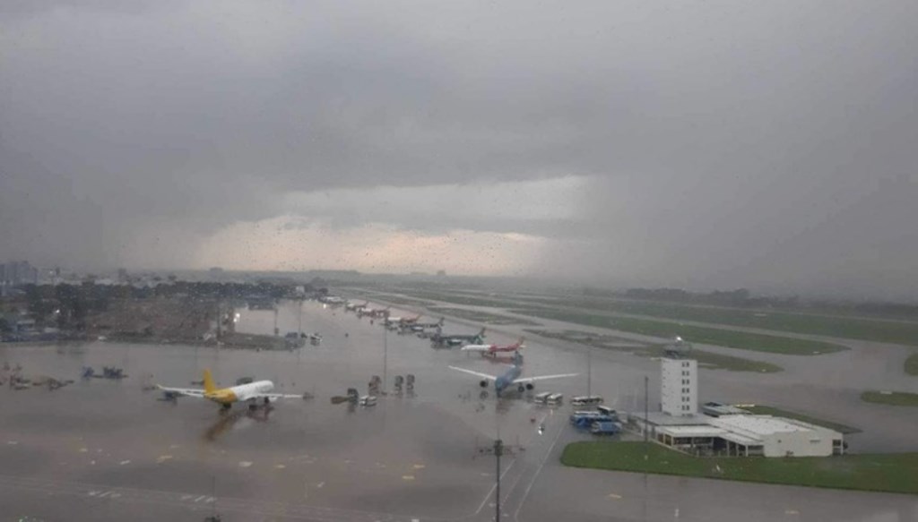 Mưa lớn đe dọa hoạt động bay, Cục Hàng không chỉ đạo ứng phó khẩn- Ảnh 1.