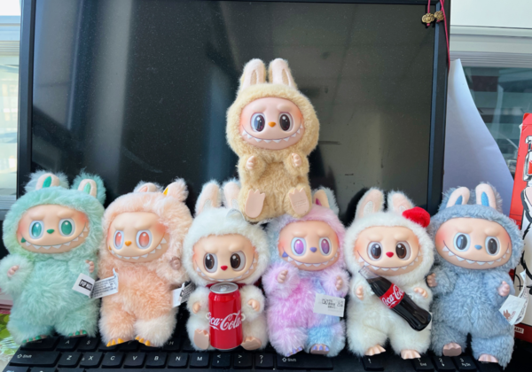 Dân đầu cơ “ôm” Labubu đã khóc: Từng bán được gấp đôi gấp ba giá gốc, giờ đây chỉ có thể tự trưng trong góc nhà- Ảnh 1.