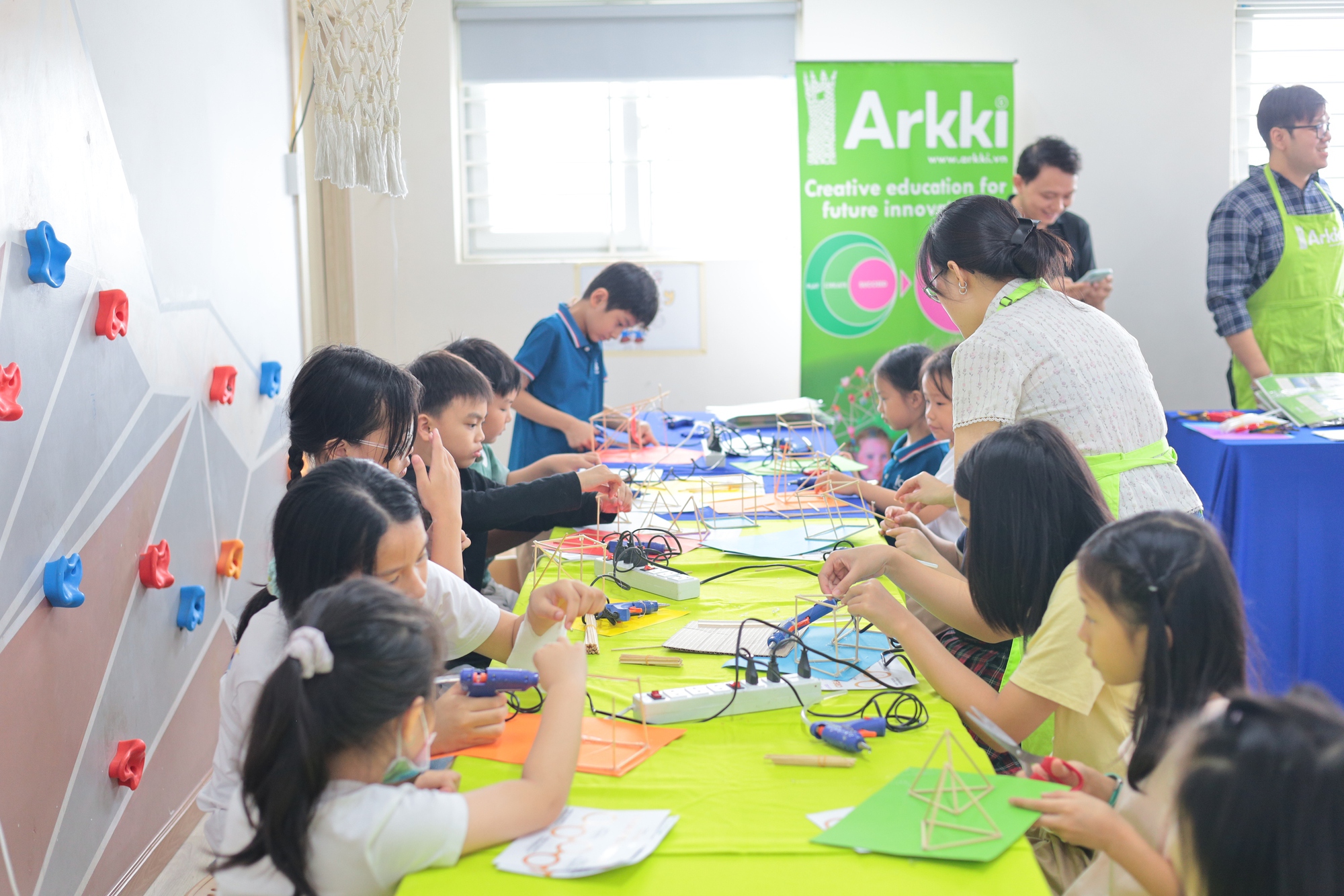 Cô giáo kể lại trải nghiệm ám ảnh: Thấy con của người khác đạt điểm cao hơn, người mẹ quay ra... tát luôn con mình- Ảnh 3.