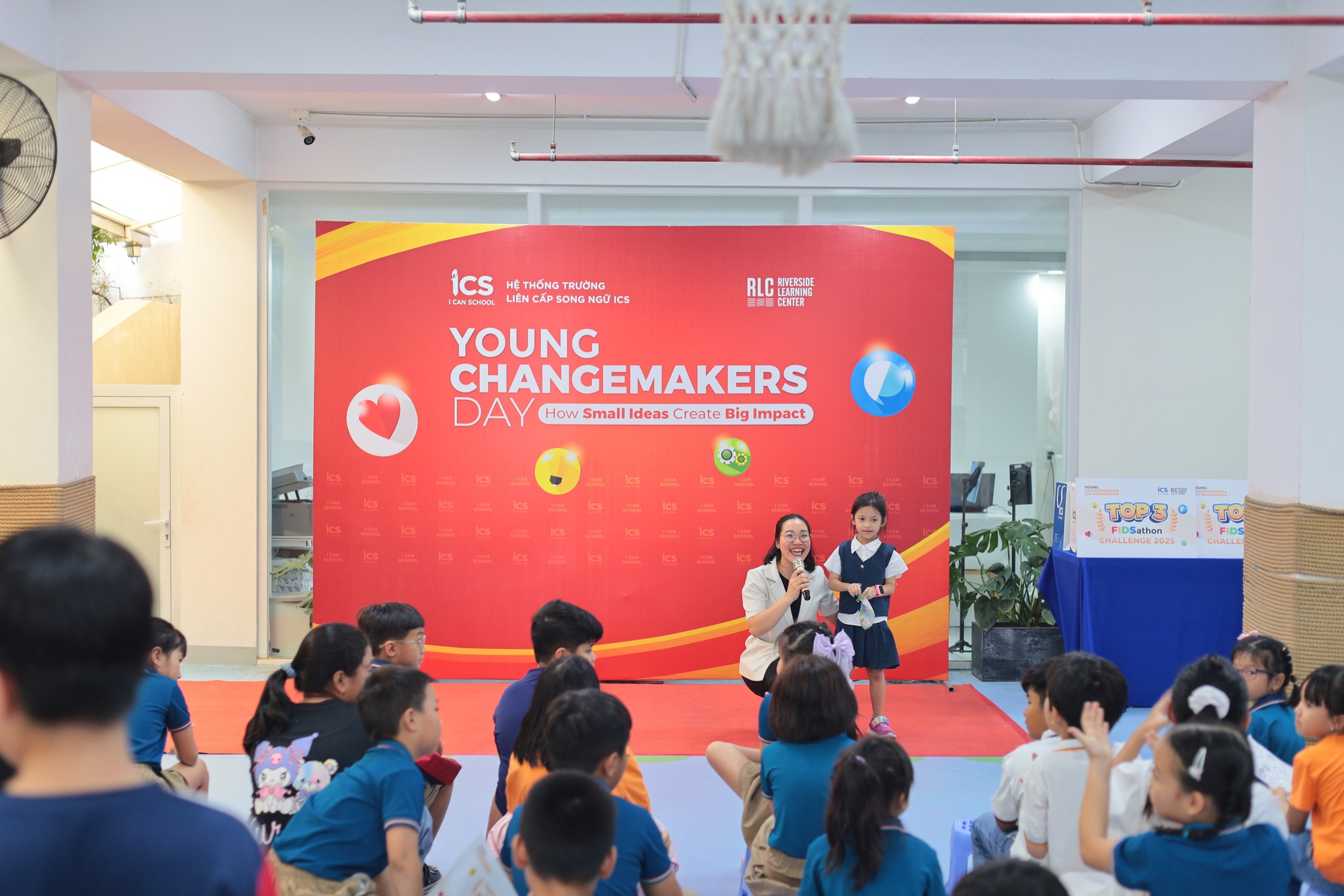 Cô giáo kể lại trải nghiệm ám ảnh: Thấy con của người khác đạt điểm cao hơn, người mẹ quay ra... tát luôn con mình- Ảnh 2.