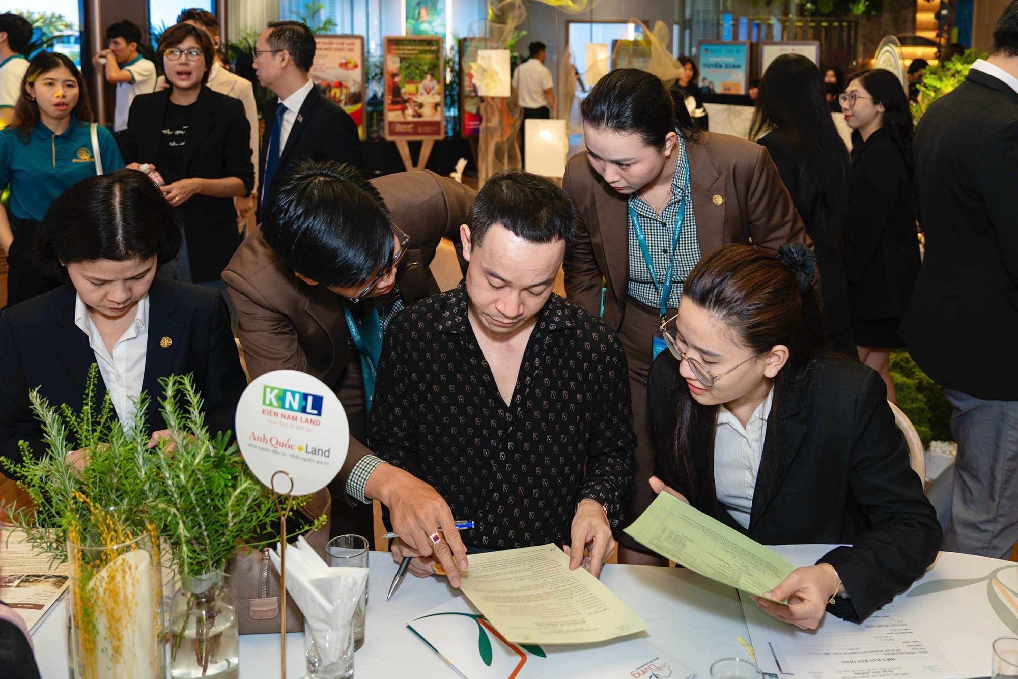 Giá nhà đất Hà Nội vẫn tăng nóng, TP HCM sôi động giao dịch sau sáp nhập- Ảnh 1. Giá nhà đất Hà Nội vẫn tăng nóng, TP HCM sôi động giao dịch sau sáp nhập- Ảnh 1.