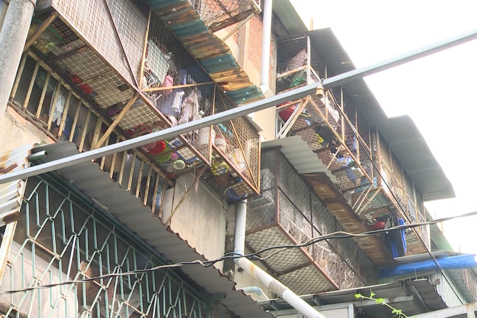 Cảnh báo tình trạng cơi nới, che chắn tại nhiều chung cư cũ ở TP Hồ Chí Minh- Ảnh 4.
