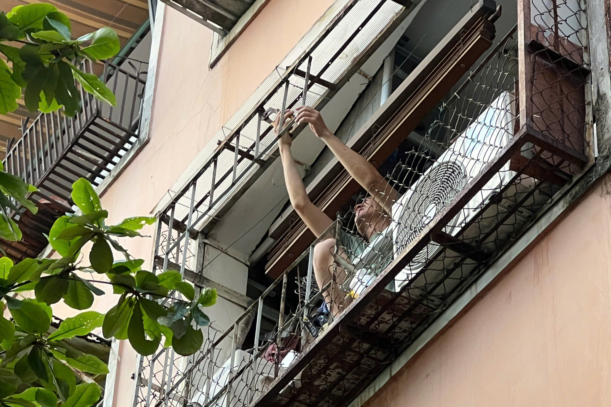 Cảnh báo tình trạng cơi nới, che chắn tại nhiều chung cư cũ ở TP Hồ Chí Minh- Ảnh 3.