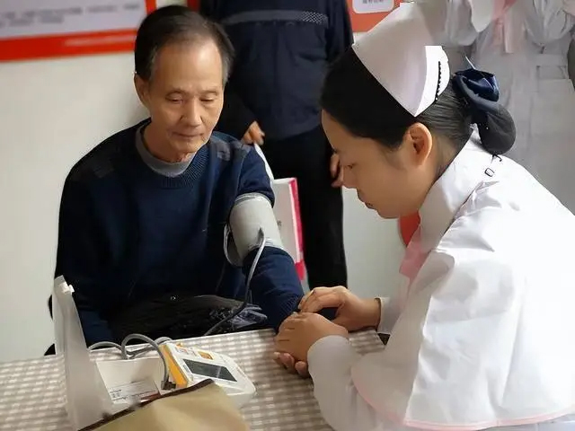 60 tuổi bị huyết áp cao đã 20 năm nhưng chưa một lần đột quỵ: Người đàn ông tiết lộ luôn ăn 1 thực phẩm mỗi ngày- Ảnh 1.