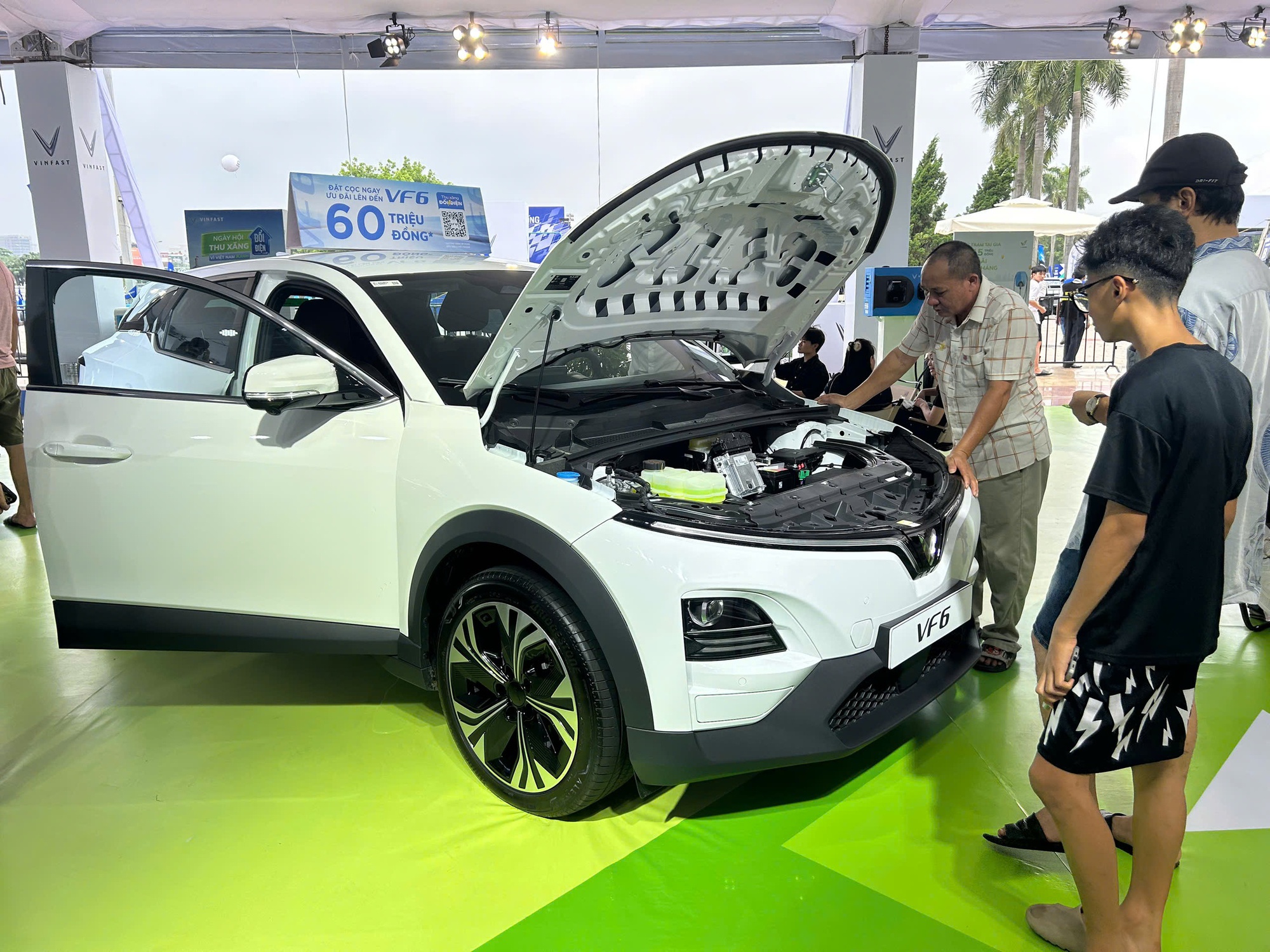 Người dân Hà Nội tiết lộ lý do “đổi xe xăng sang xe điện” - Ảnh 2.