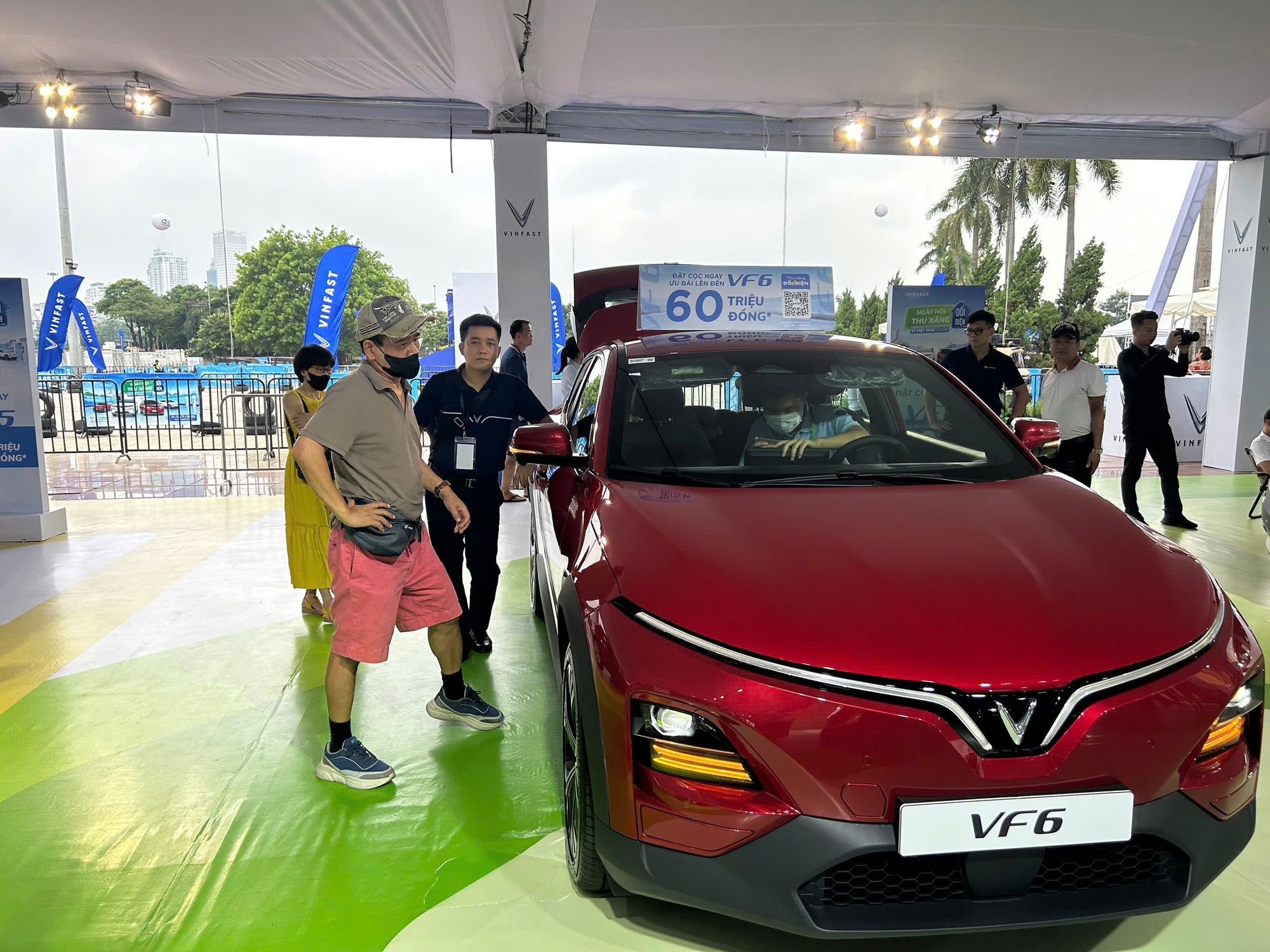 Người dân Hà Nội tiết lộ lý do “đổi xe xăng sang xe điện” - Ảnh 5.