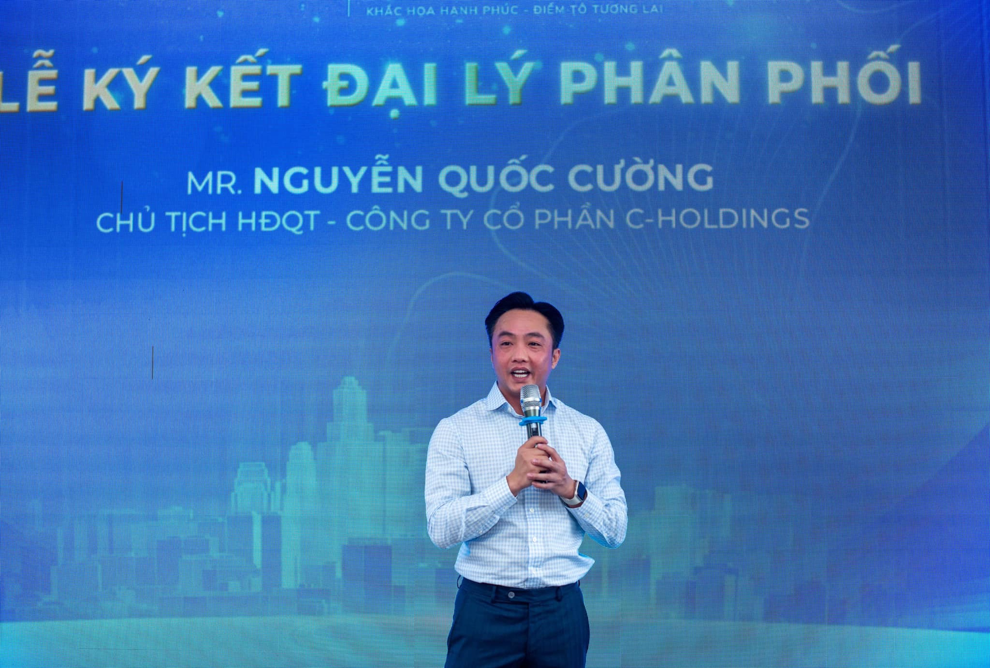 Cường Đô La vướng tranh cãi vì thái độ lạnh tanh khi bo tiền cho bảo vệ: "Của cho không bằng cách cho"? - Ảnh 4. Cường Đô La vướng tranh cãi vì thái độ lạnh tanh khi bo tiền cho bảo vệ: "Của cho không bằng cách cho"? - Ảnh 4.