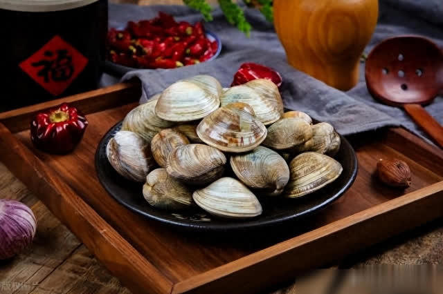 Rửa ngao dùng nước muối hay dầu ăn cũng không sạch, ngư dân chỉ 1 mẹo khiến ngao nhả sạch bùn cát- Ảnh 1.