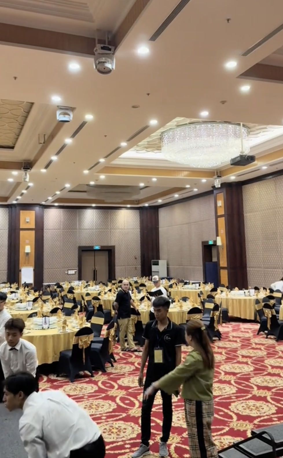 Quang Hải-Chu Thanh Huyền chi tiền "khét lẹt" tổ chức sinh nhật cho con trai hoàng tráng ngang lễ cưới, thực đơn sang - xịn! - Ảnh 4. Quang Hải-Chu Thanh Huyền chi tiền "khét lẹt" tổ chức sinh nhật cho con trai hoàng tráng ngang lễ cưới, thực đơn sang - xịn! - Ảnh 4.