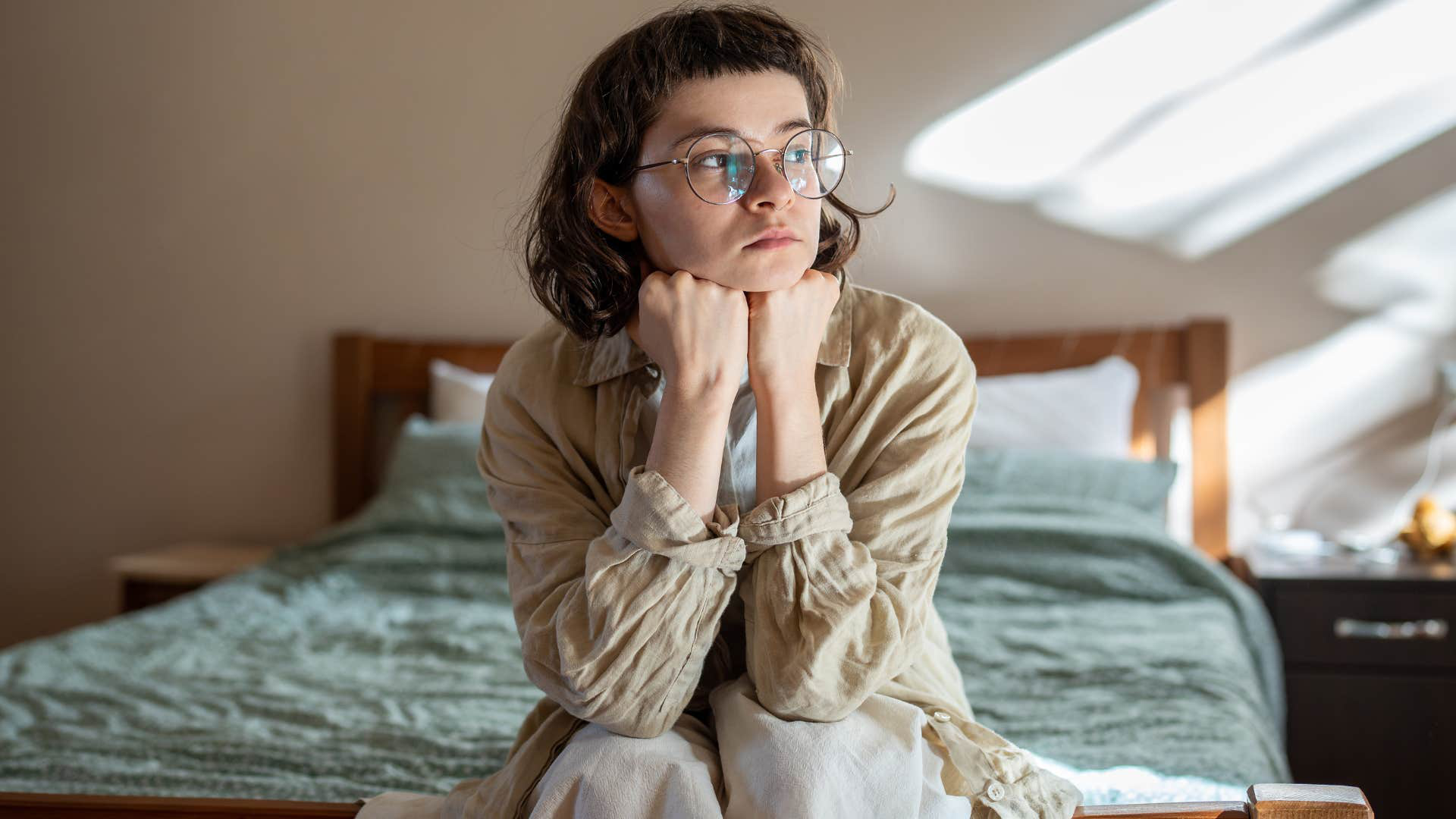 Dù nhà nhỏ hay to, đẹp hay xấu thì cũng nên dẹp ngay 5 thứ này trong phòng ngủ nếu không muốn bị "hút cạn" năng lượng- Ảnh 5.