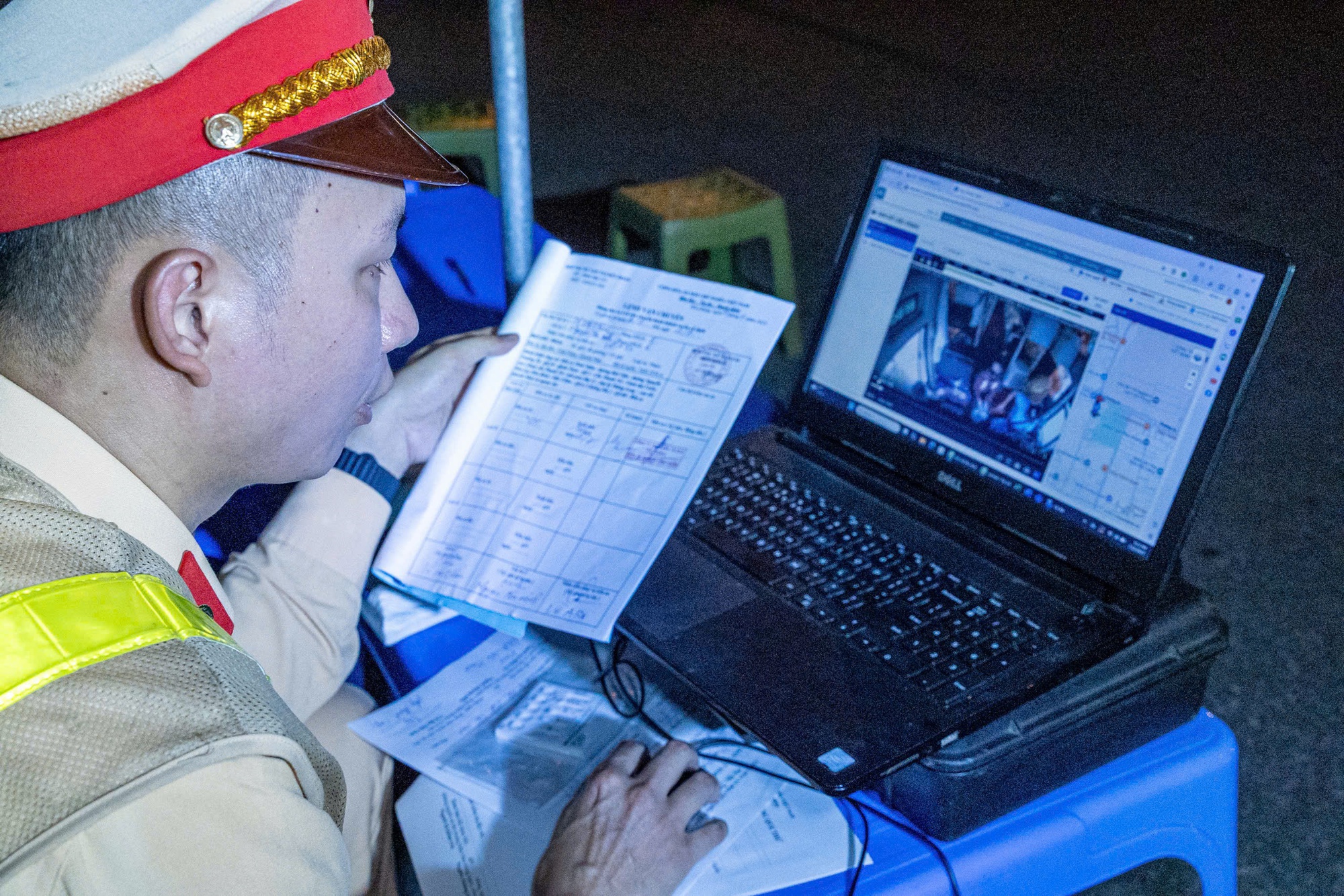 CSGT trích xuất camera hành trình: Phát hiện hàng loạt vi phạm vận tải ở Hà Nội- Ảnh 1.