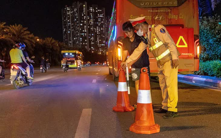 CSGT trích xuất camera hành trình: Phát hiện hàng loạt vi phạm vận tải ở Hà Nội - Ảnh 1.