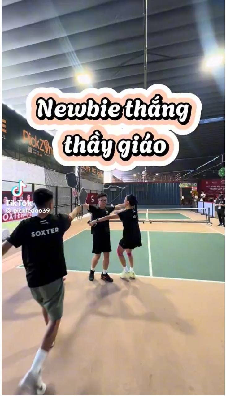 Hóng drama Pickleball Hà Nội: Thầy thu 300k/giờ, lịch kín cả tuần nhưng xem đánh không khác gì "newbie"? - Ảnh 1.