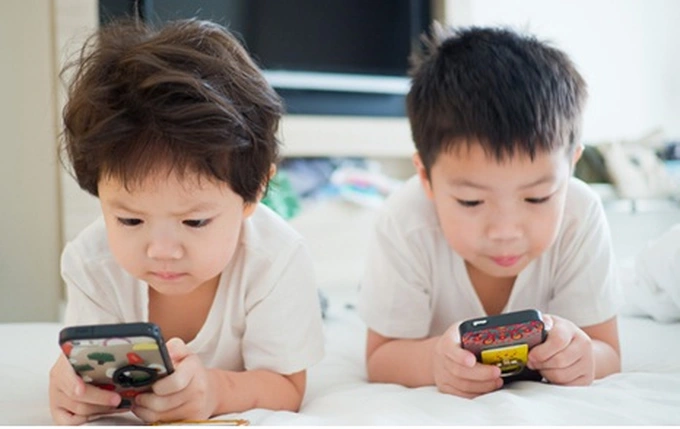 "Mẹ ơi, sao mẹ không cho con chơi điện thoại?" - Cách cha mẹ phản ứng quyết định 70% tính cách con khi lớn lên- Ảnh 1.