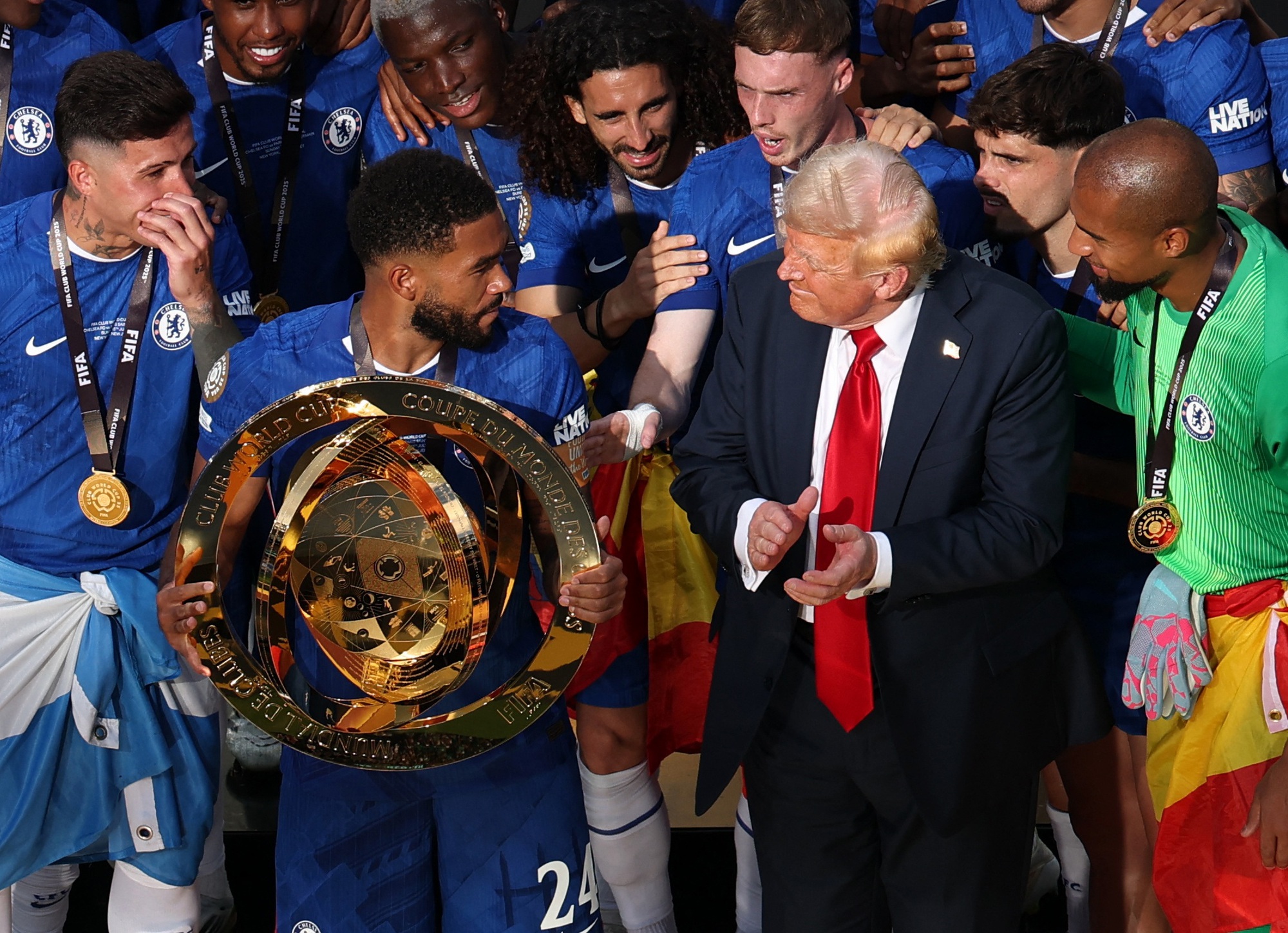 Viral khoảnh khắc ông Trump có hành động bất ngờ khi Chelsea nâng cup FIFA Club World Cup- Ảnh 3.