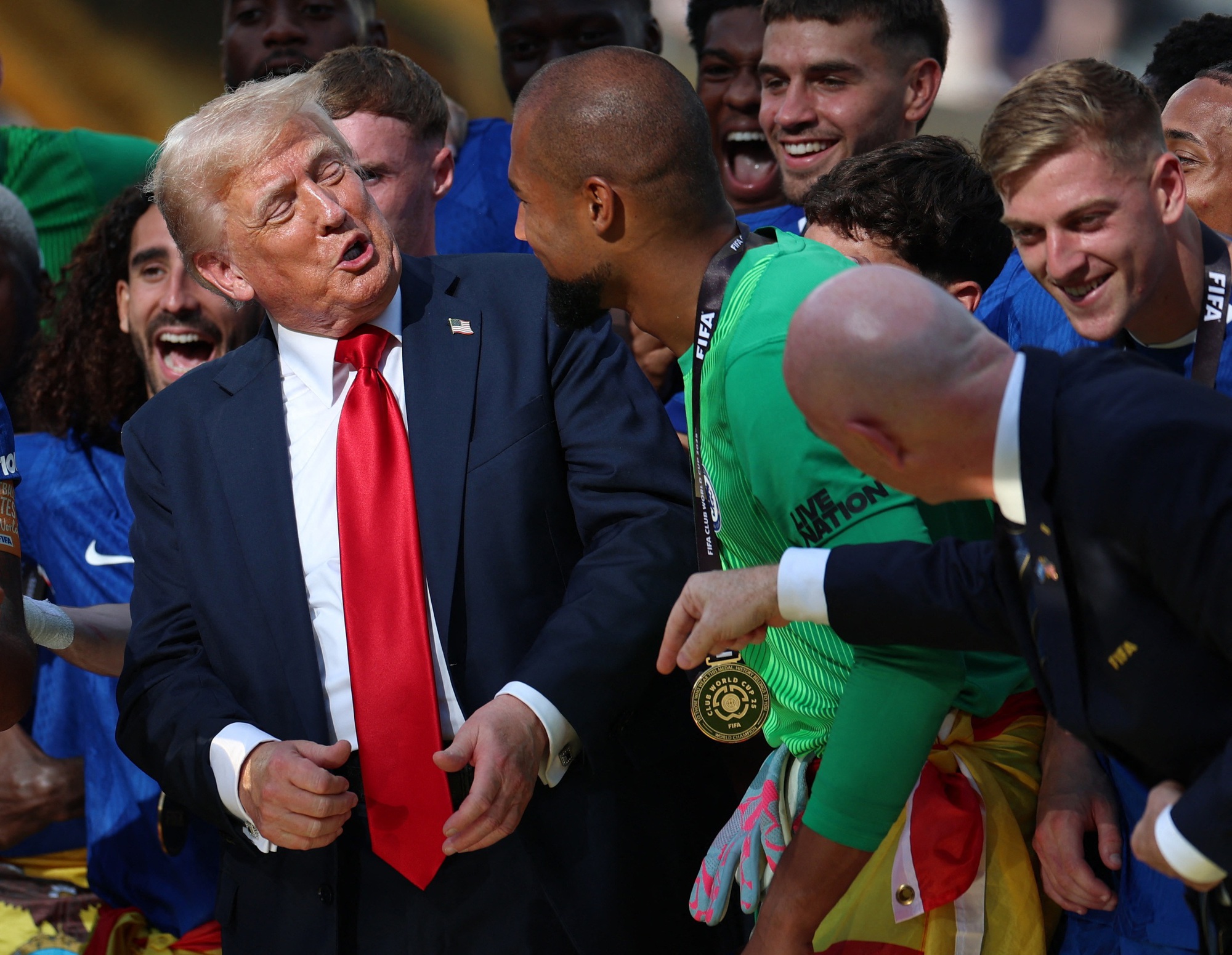 Viral khoảnh khắc ông Trump có hành động bất ngờ khi Chelsea nâng cup FIFA Club World Cup- Ảnh 1.