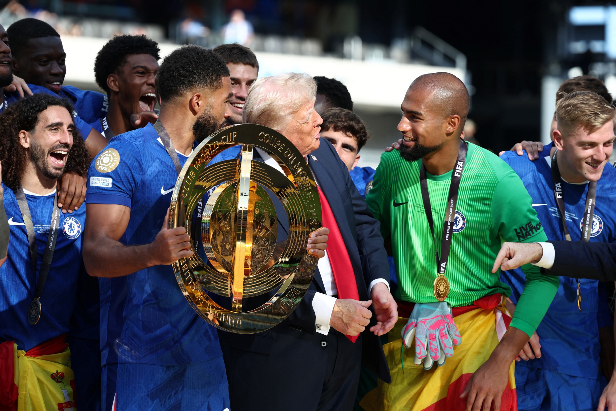 Viral khoảnh khắc ông Trump có hành động bất ngờ khi Chelsea nâng cup FIFA Club World Cup- Ảnh 2.