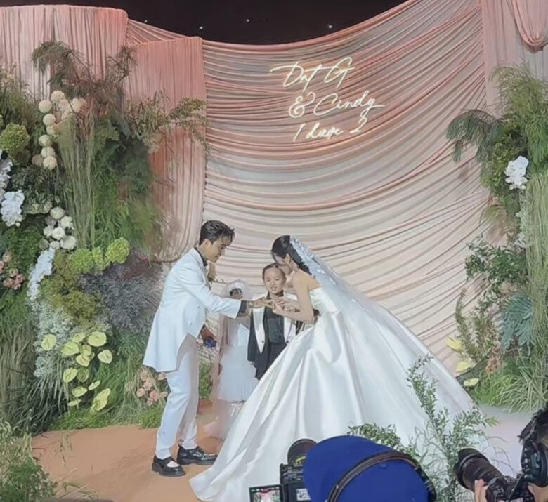 Xúc động khoảnh khắc con gái Cindy Lư ôm Đạt G sau lễ cưới- Ảnh 4.