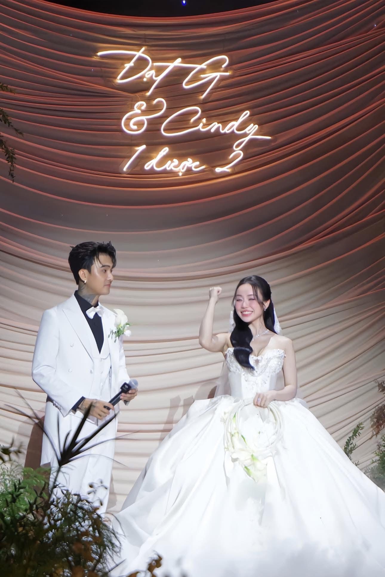 Xúc động khoảnh khắc con gái Cindy Lư ôm Đạt G sau lễ cưới- Ảnh 1.