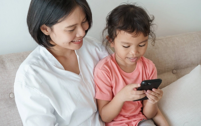 "Mẹ ơi, sao mẹ không cho con chơi điện thoại?" - Cách cha mẹ phản ứng quyết định 70% tính cách con khi lớn lên- Ảnh 2.