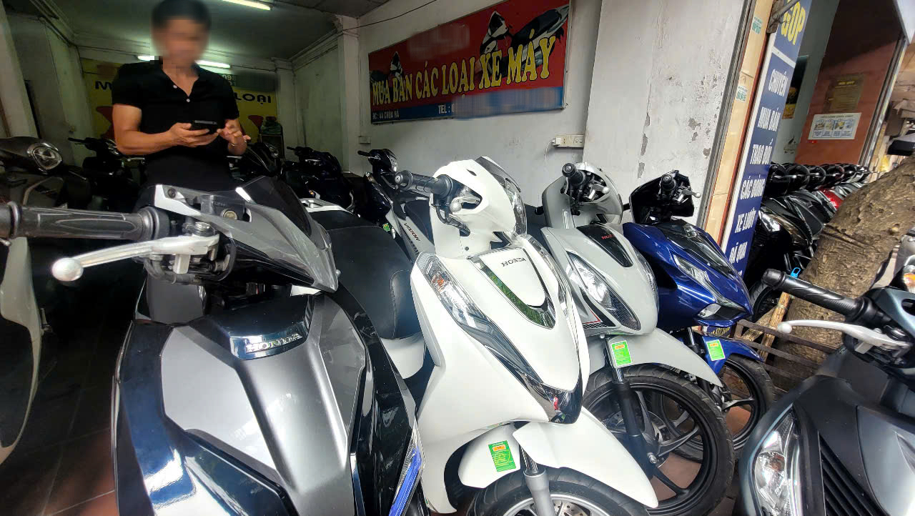 Xe máy cũ rớt giá mạnh trước thông tin cấm xe máy chạy xăng tại Hà Nội - Ảnh 1.