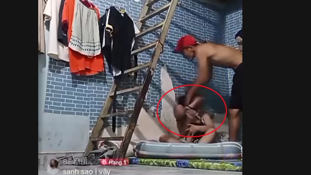 Đối tượng Trung cá chép đánh cô gái livestream gây phẫn nộ tại TP HCM - Ảnh 1.