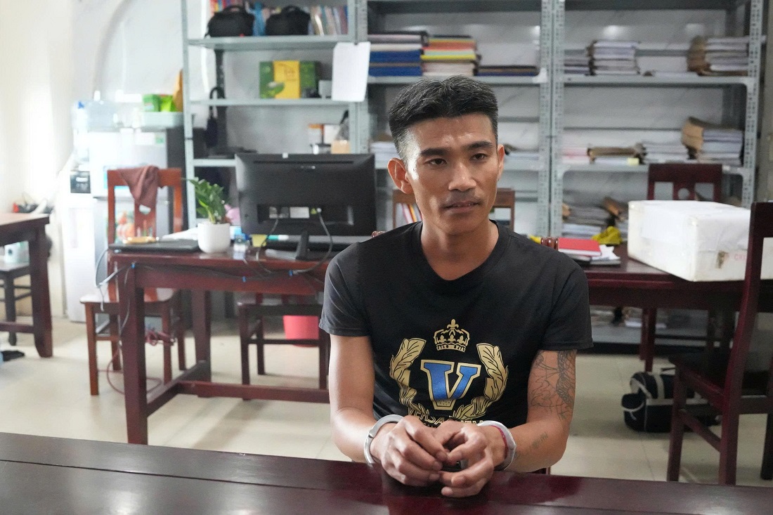 Bắt giữ xe ô tô chở 60 bánh heroin và 37 kg ma túy đá - Ảnh 2.