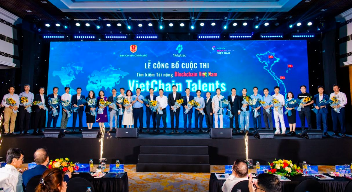 Trước khi đúc tượng cha đẻ Bitcoin, công ty của con trai tỷ phú Hồ Hùng Anh treo thưởng kỷ lục 3,5 tỷ đồng để 'săn' tài năng Blockchain- Ảnh 1.