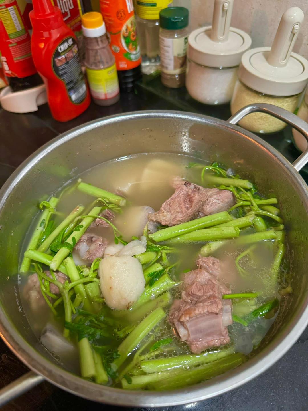 Loại rau 10.000 đồng/bó nhưng chỉ nhặt được 1 "nhúm": Ở nước ngoài có tiền cũng chưa chắc mua được!- Ảnh 1.