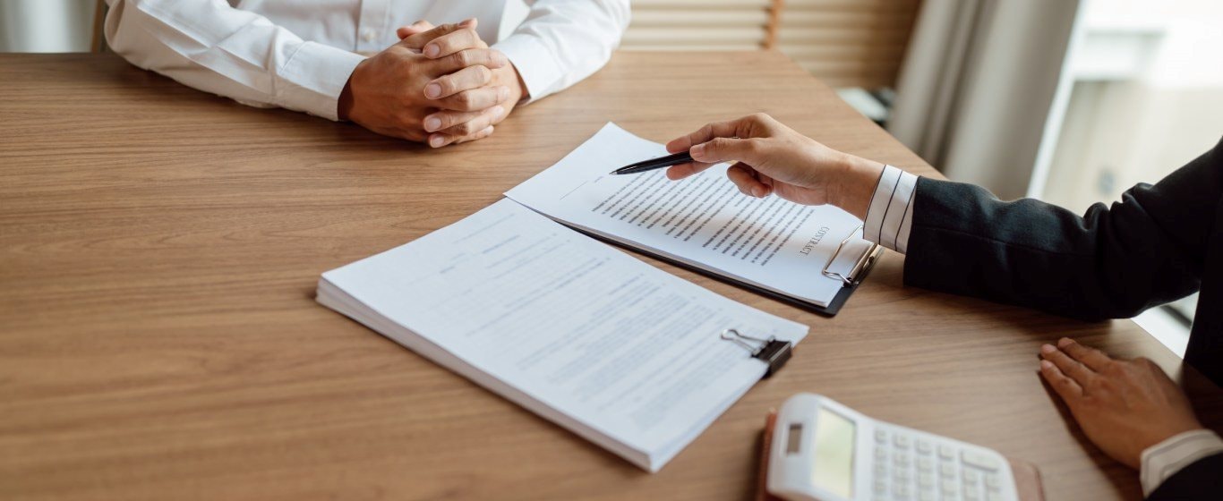 Rút bảo hiểm trước hạn có thể mất phí phạt tới 90% giá trị hợp đồng: Hiểu rõ phí rơi, phí phạt trước khi mua BHNT để tránh mất tiền- Ảnh 1.